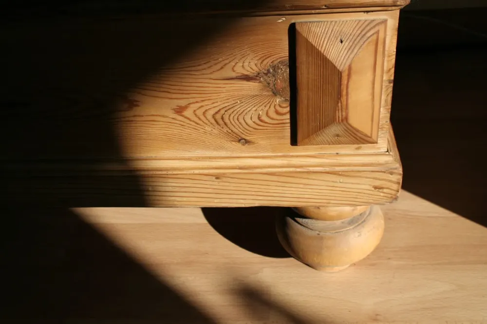 Mobilier en bois massif à Tresques